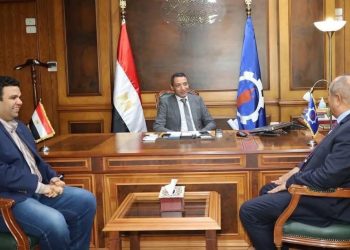 محافظ السويس ورئيس مجلس إدارة القناة لتوزيع الكهرباء يبحثان عدد من الموضوعات المتعلقة بالكهرباء