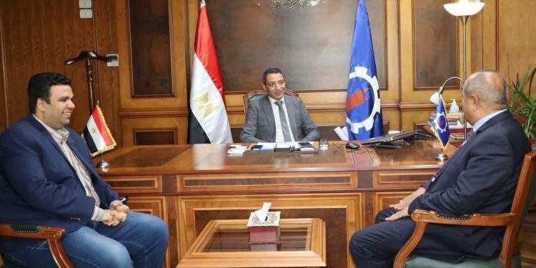 محافظ السويس ورئيس مجلس إدارة القناة لتوزيع الكهرباء يبحثان عدد من الموضوعات المتعلقة بالكهرباء