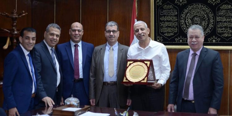 إحتفالية ب”وسط الدلتا”للكهرباء لتكريم رئيس قطاع الشئون الإداري بمناسبة بلوغه سن المعاش 