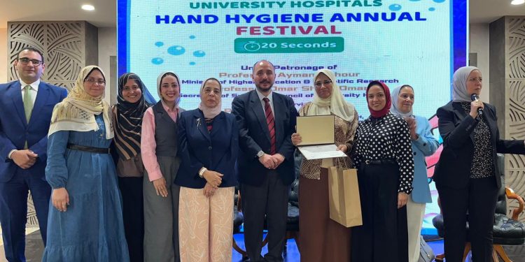 المجلس الأعلى للمستشفيات الجامعية يكريم وحدة مكافحة العدوى بمستشفيات جامعة بنها