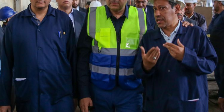 وزير قطاع الأعمال يتفقد مصانع “النحاس المصرية” بالتبين