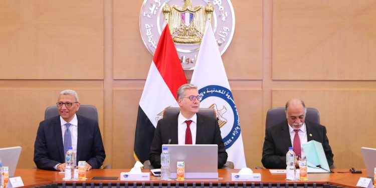 اجتماع موسع يناقش مستقبل قطاع التعدين في مصر وتحويل هيئة الثروة المعدنية إلى كيان اقتصادي