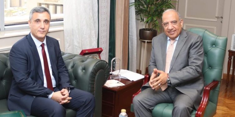 الجزائر تسعى لإقامة مشروعات عبر الاستعانة بالشركات والخبرات المصرية.. تفاصيل لقاء وزير الكهرباء وسفير الجزائر بالقاهرة