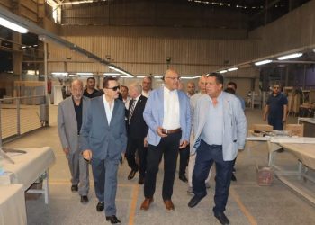 محافظ القليوبية يتفقد عدد من مصانع مدينة الخانكة مؤكداً على دعم الاستثمار وتوطين الصناعة