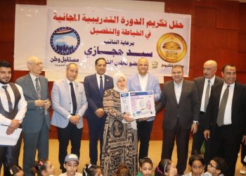 محافظ القليوبية يكرم خريجات دورة الخياطة بشبرا الخيمة في مبادرة لتمكين المرأة اقتصادياً