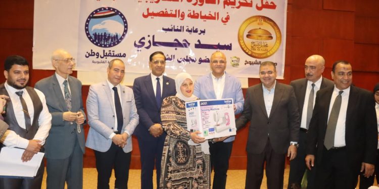 محافظ القليوبية يكرم خريجات دورة الخياطة بشبرا الخيمة في مبادرة لتمكين المرأة اقتصادياً