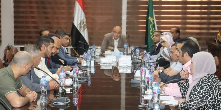 محافظ القليوبية يترأس اجتماعًا موسعًا لبحث إتاحة خدمات إضافية للمواطنين على كورنيش النيل