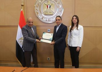 وزير الكهرباء يسلّم شهادات تأهيل 4 مشروعات لإنتاج الطاقة المتجددة وبيعها لمستهلكين صناعيين