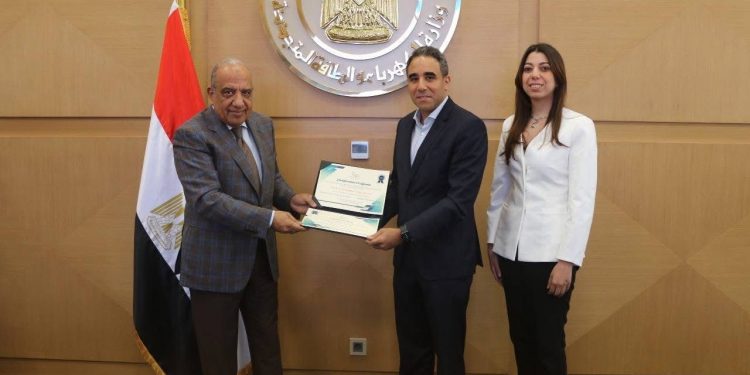 وزير الكهرباء يسلّم شهادات تأهيل 4 مشروعات لإنتاج الطاقة المتجددة وبيعها لمستهلكين صناعيين