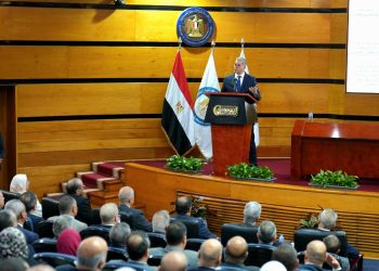 وزير البترول يعقد اجتماعا مع رؤساء شركات القطاع وكوادرها التنفيذية