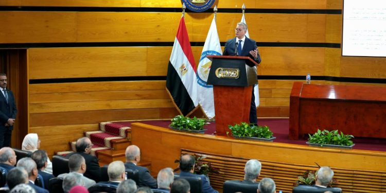 وزير البترول يعقد اجتماعا مع رؤساء شركات القطاع وكوادرها التنفيذية