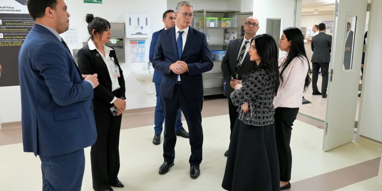 كريم بدوي يزور مستشفى أهل مصر ويشيد بدورها الرائد في علاج الحروق