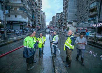 “مياه الإسكندرية” تواصل جهودها لسحب تجمعات مياه الأمطار شرق المدينة
