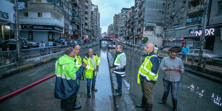 “مياه الإسكندرية” تواصل جهودها لسحب تجمعات مياه الأمطار شرق المدينة