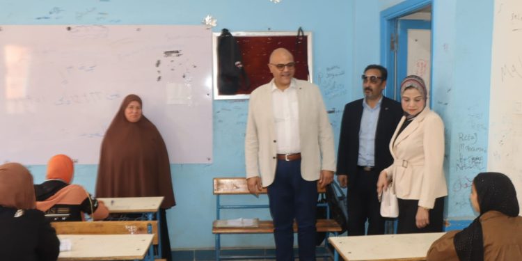 محافظ القليوبية يتفقد لجان الشهادة الإعدادية للفصل الدراسي الثاني بمدينتي بنها وطوخ للاطمئنان على الطلاب وسير الامتحانات