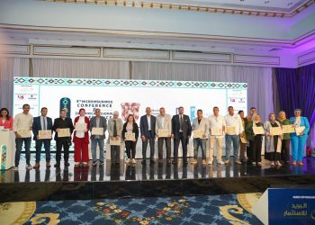 علاء الزهيري يكرم الصحفيين والإعلاميين في ختام مؤتمر التأمين بالأقصر