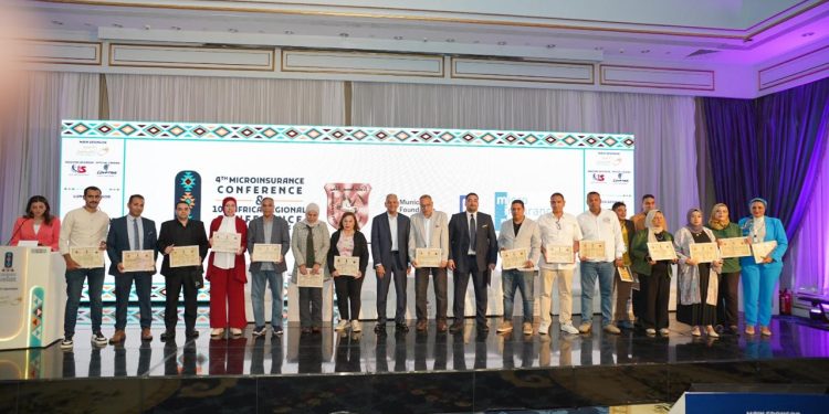 علاء الزهيري يكرم الصحفيين والإعلاميين في ختام مؤتمر التأمين بالأقصر