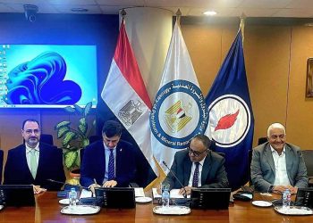 هيئة البترول و IEOC يوقعان مذكرة نوايا لتحسين المهارات الفنية والمهنية فى مجال السلامة