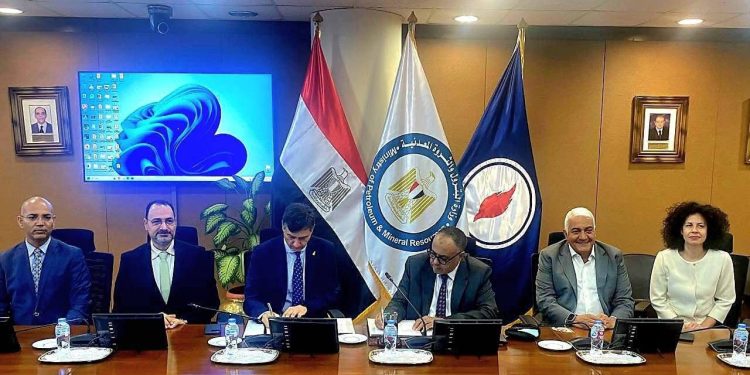 هيئة البترول و IEOC يوقعان مذكرة نوايا لتحسين المهارات الفنية والمهنية فى مجال السلامة
