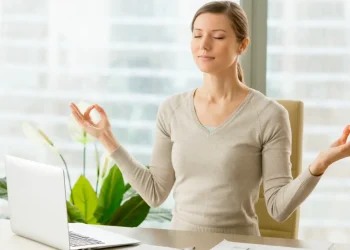 أفضل 7 عادات صحية تعزز من إنتاجيتك خلال العمل المكتبي 