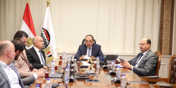 وزير قطاع الأعمال يلتقي وفدًا من “باور إنترناشيونال القابضة” لبحث فرص التعاون والشراكة الاستثمارية