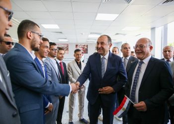 وزير قطاع الأعمال يتفقد “النصر للسيارات” ويشهد تسليم دفعة من أتوبيسات “نصر سكاي” لجامعة سوهاج