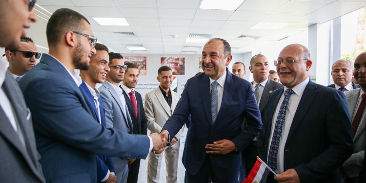 وزير قطاع الأعمال يتفقد “النصر للسيارات” ويشهد تسليم دفعة من أتوبيسات “نصر سكاي” لجامعة سوهاج