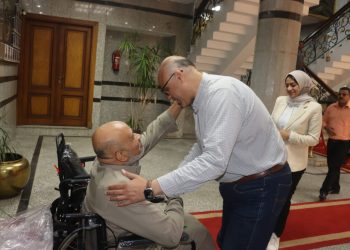 محافظ القليوبية يوفر كرسيًا كهربائيًا لمواطن من ذوي الهمم استجابة لطلب قدمه خلال لقائه الأسبوعي