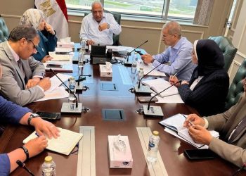 وزير الكهرباء يجتمع برؤساء الشركات ويوجه برفع درجة الاستعداد لتأمين الشبكة