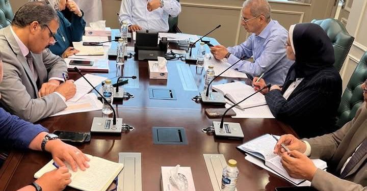 وزير الكهرباء يجتمع برؤساء الشركات ويوجه برفع درجة الاستعداد لتأمين الشبكة