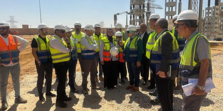 نائب وزير الكهرباء ورئيس”النقل”في جولة ميدانية بمحطة محولات بدر 