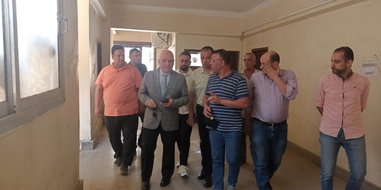 وكيل وزارة الصحة بالقليوبية يجري جولة مرورية بالقناطر الخيرية لمتابعة سير العمل بالمنشآت الصحية