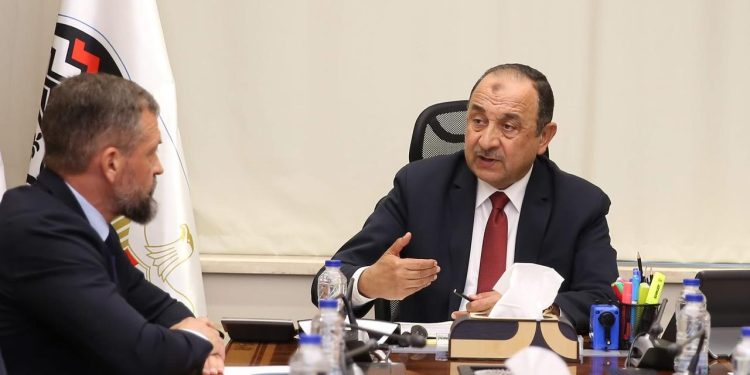 وزير قطاع الأعمال يبحث مع تحالف بقيادة “روسال” الروسية سبل التعاون في مجال الألومنيوم