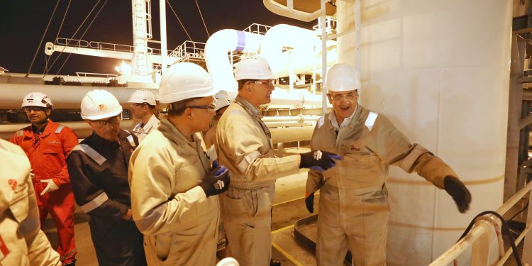 وزير البترول يتفقد تجهيز سفينة التغييز “Energos Power” لتعزيز إمدادات الغاز الصيفية