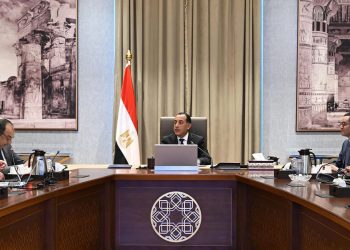 رئيس الوزراء يتابع تنفيذ برنامج الطروحات الحكومية في قطاعي البترول والأعمال العام