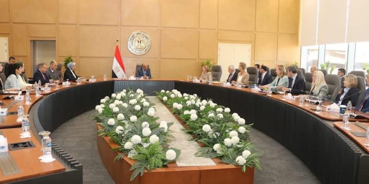 وزير الكهرباء  يبحث مع وفدا بنك الاستثمار والاتحاد الأوروبيين سبل دعم الشراكة وتعزيز التعاون والعمل المشترك