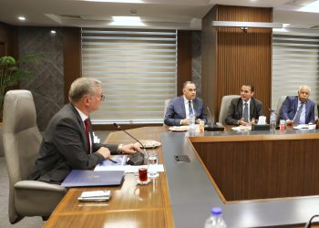 المهندس كريم بدوي يلتقي بمجموعة من كبار كتاب الصحافة المصرية ورؤساء التحرير وخبراء الاقتصاد والبترول 