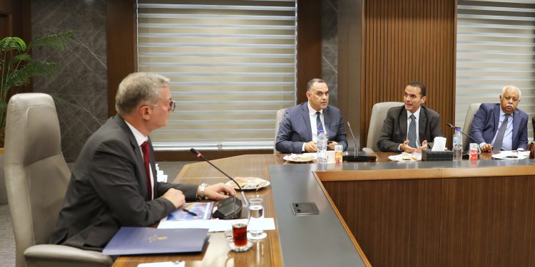 المهندس كريم بدوي يلتقي بمجموعة من كبار كتاب الصحافة المصرية ورؤساء التحرير وخبراء الاقتصاد والبترول 