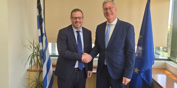 وزير البترول يبحث تعزيز التعاون مع اليونان في مجالات الطاقة خلال قمة أثينا