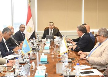 وزير الإسكان يتابع موقف محطات تحلية مياه البحر بالساحل الشمالي الغربي 