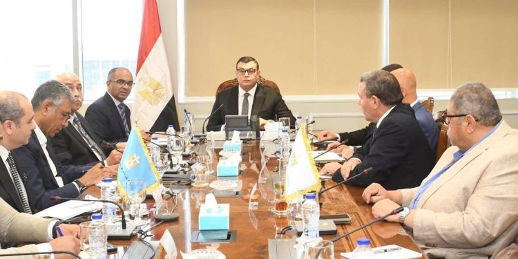 وزير الإسكان يتابع موقف محطات تحلية مياه البحر بالساحل الشمالي الغربي 