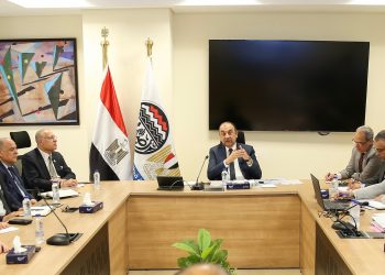 وزير قطاع الأعمال يجتمع برؤساء الشركات القابضة لمتابعة مشروعات التطوير والشراكة والاستثمار