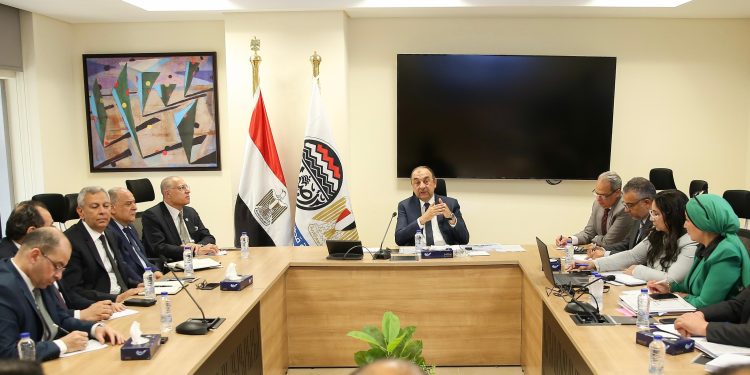 وزير قطاع الأعمال يجتمع برؤساء الشركات القابضة لمتابعة مشروعات التطوير والشراكة والاستثمار