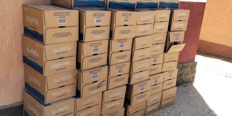 للعام الرابع على التوالي.. جمعية مستثمري الطاقة الشمسية ببنبان توزع زجاجات مياه معدنية على طلاب الثانوية العامة بدراو