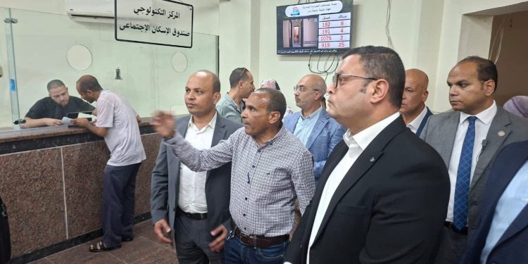 وزير الإسكان يتفقد المركز التكنولوجي لخدمة المواطنين بجهاز مدينة بدر ويتابع موقف المشروعات بالمدينة