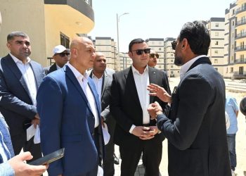 وزير الإسكان يتفقد أعمال تطوير المحاور والطرق الرئيسية ومشروعا سكنيا ومحطة صرف صحي بمدينة بدر 