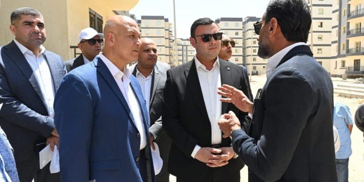 وزير الإسكان يتفقد أعمال تطوير المحاور والطرق الرئيسية ومشروعا سكنيا ومحطة صرف صحي بمدينة بدر