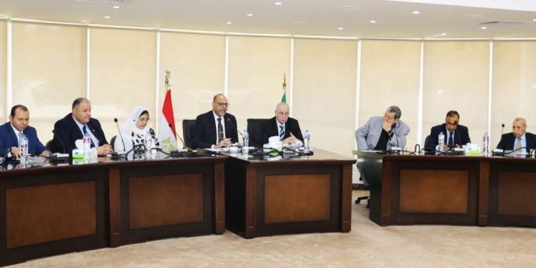 في اجتماع موسع مع “اتحاد المقاولين”.. وزير العمل يؤكد إصدار “كارنيه تعريفي موحد” لعمال التشييد وإجراءات ميسرة للتسجيل