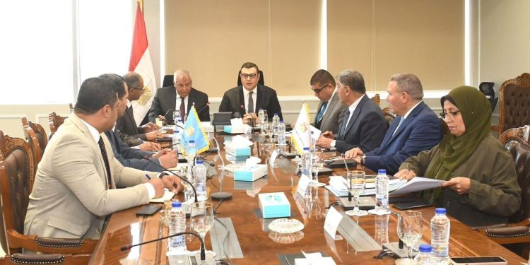 وزير الإسكان ومحافظ الوادي الجديد يبحثان عدداً من ملفات التعاون المشترك المتعلقة بمياه الشرب والصرف الصحي