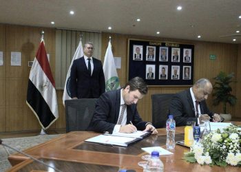 مصر توقع اتفاقية بترولية جديدة مع “لوك أويل” الروسية لتعزيز الإنتاج في الصحراء الشرقية